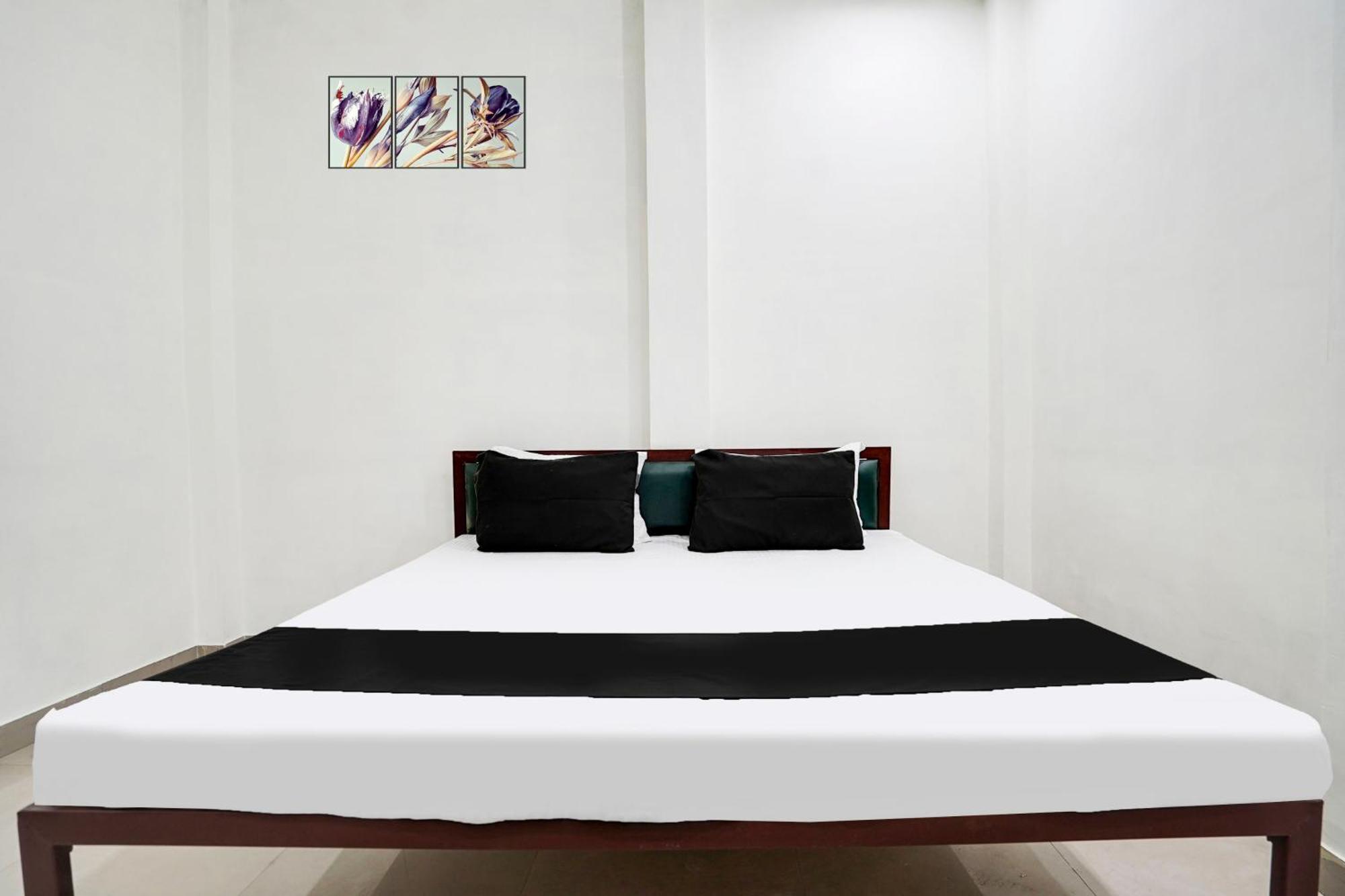 Hotel O The Moon Bareilly Esterno foto